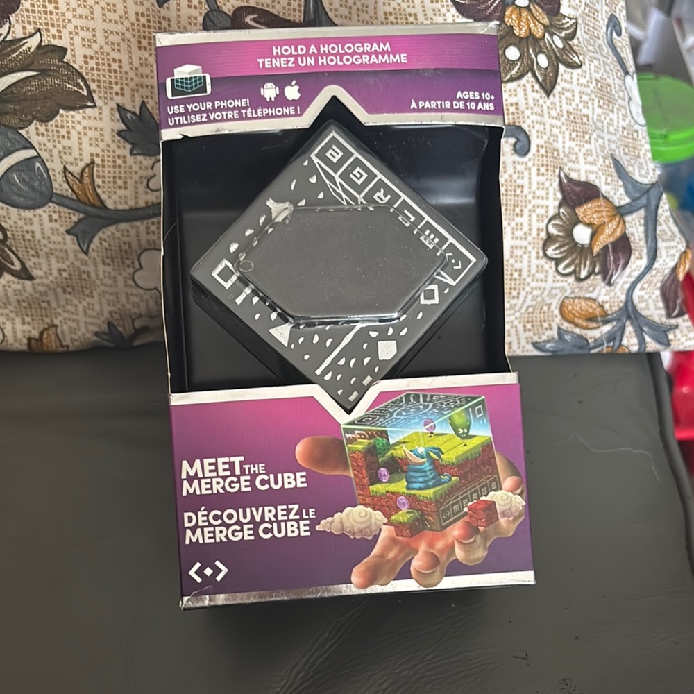 Erge Cube - Interactive Gray Holographic Toy